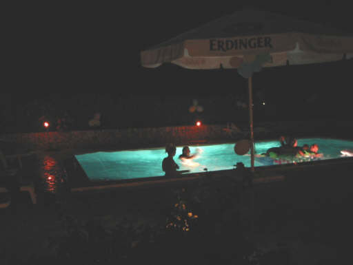 Nachts am Pool