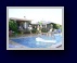 Der Pool und das Haus von George